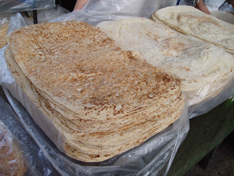 Pan armenio en el mercado de Yerevan.jpeg