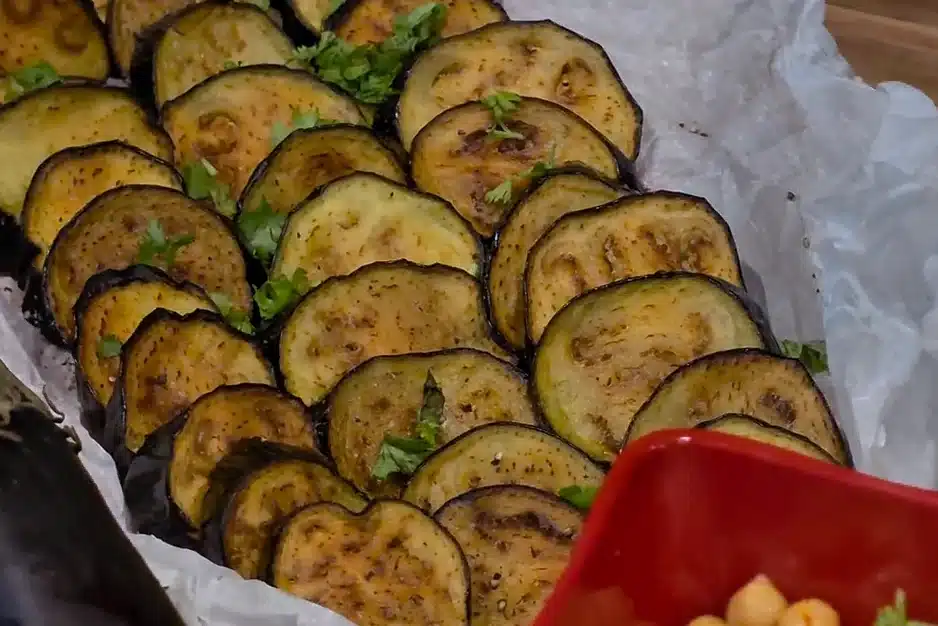 חצילים קלויים בארוחת הערב במסעדת בראשית